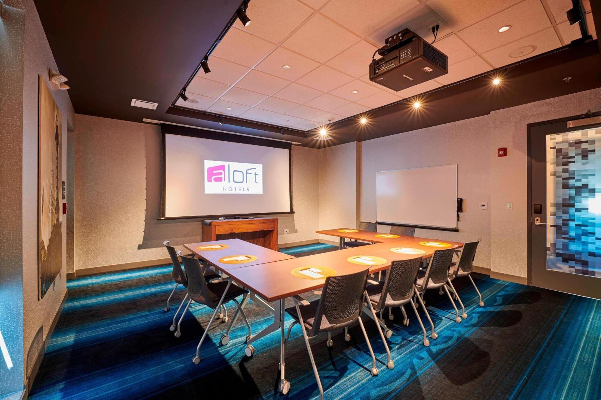 Aloft Cleveland Airport Hotel Северен Олмстед Екстериор снимка
