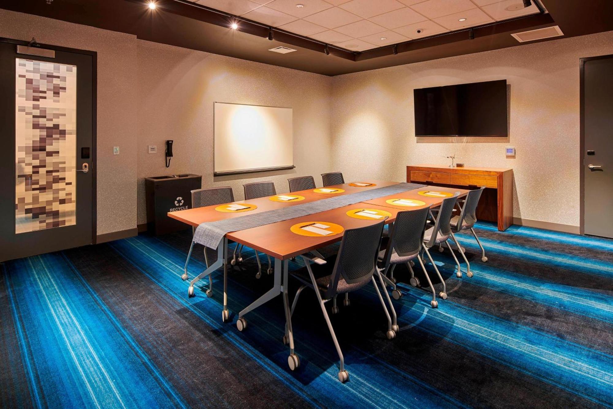 Aloft Cleveland Airport Hotel Северен Олмстед Екстериор снимка