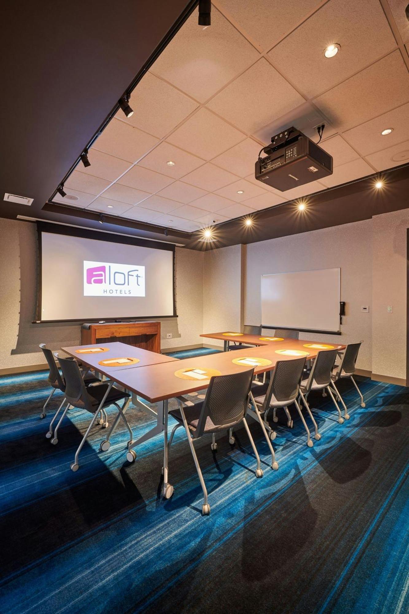 Aloft Cleveland Airport Hotel Северен Олмстед Екстериор снимка