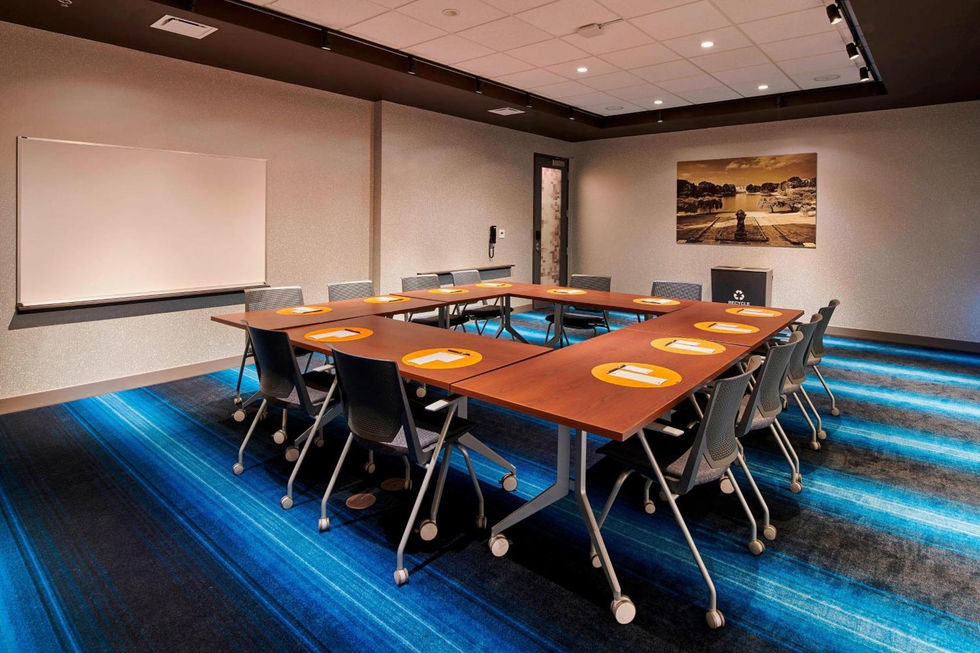 Aloft Cleveland Airport Hotel Северен Олмстед Екстериор снимка