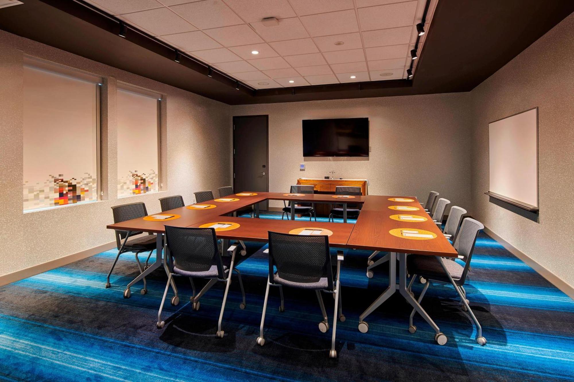 Aloft Cleveland Airport Hotel Северен Олмстед Екстериор снимка
