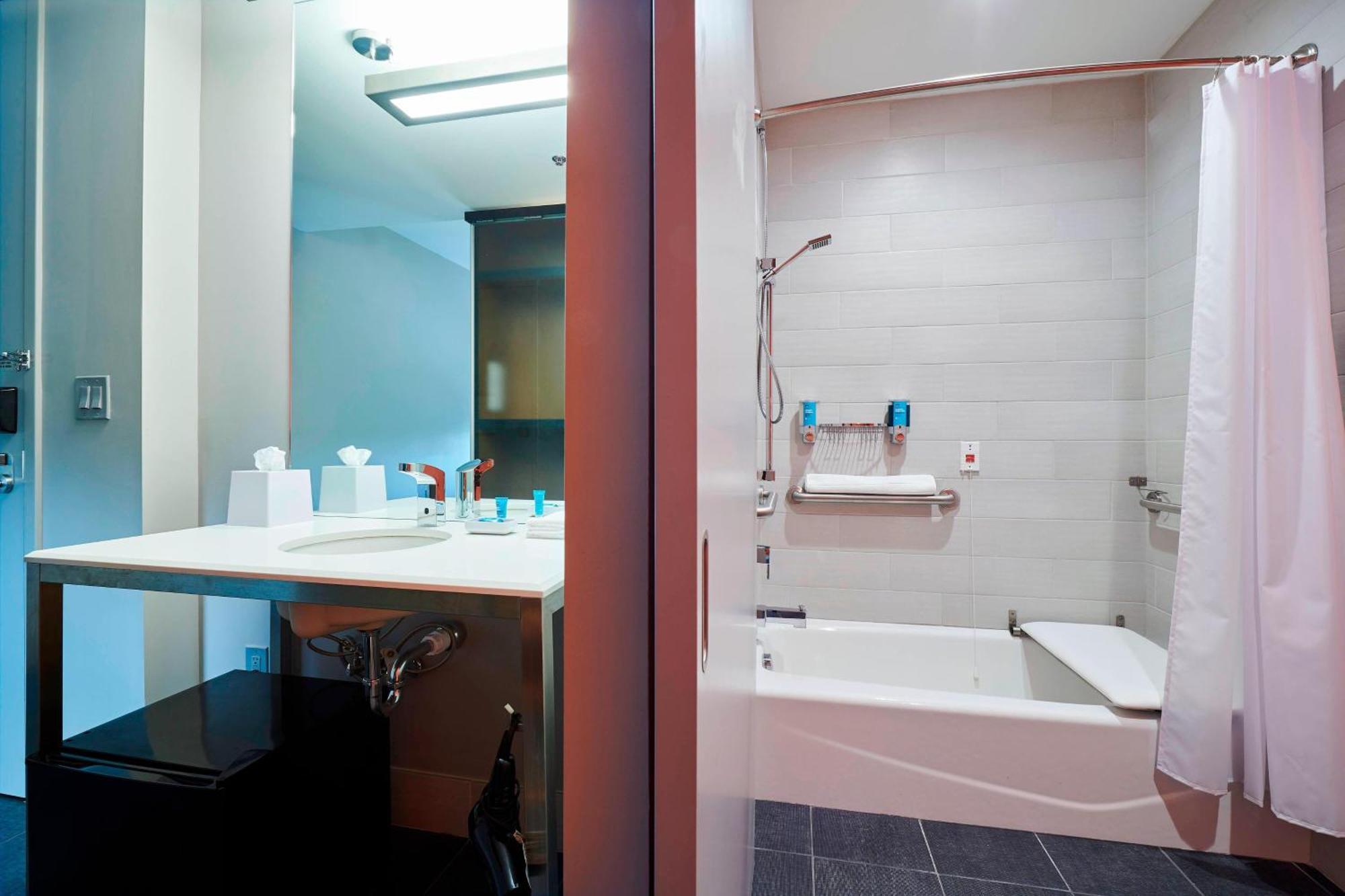 Aloft Cleveland Airport Hotel Северен Олмстед Екстериор снимка