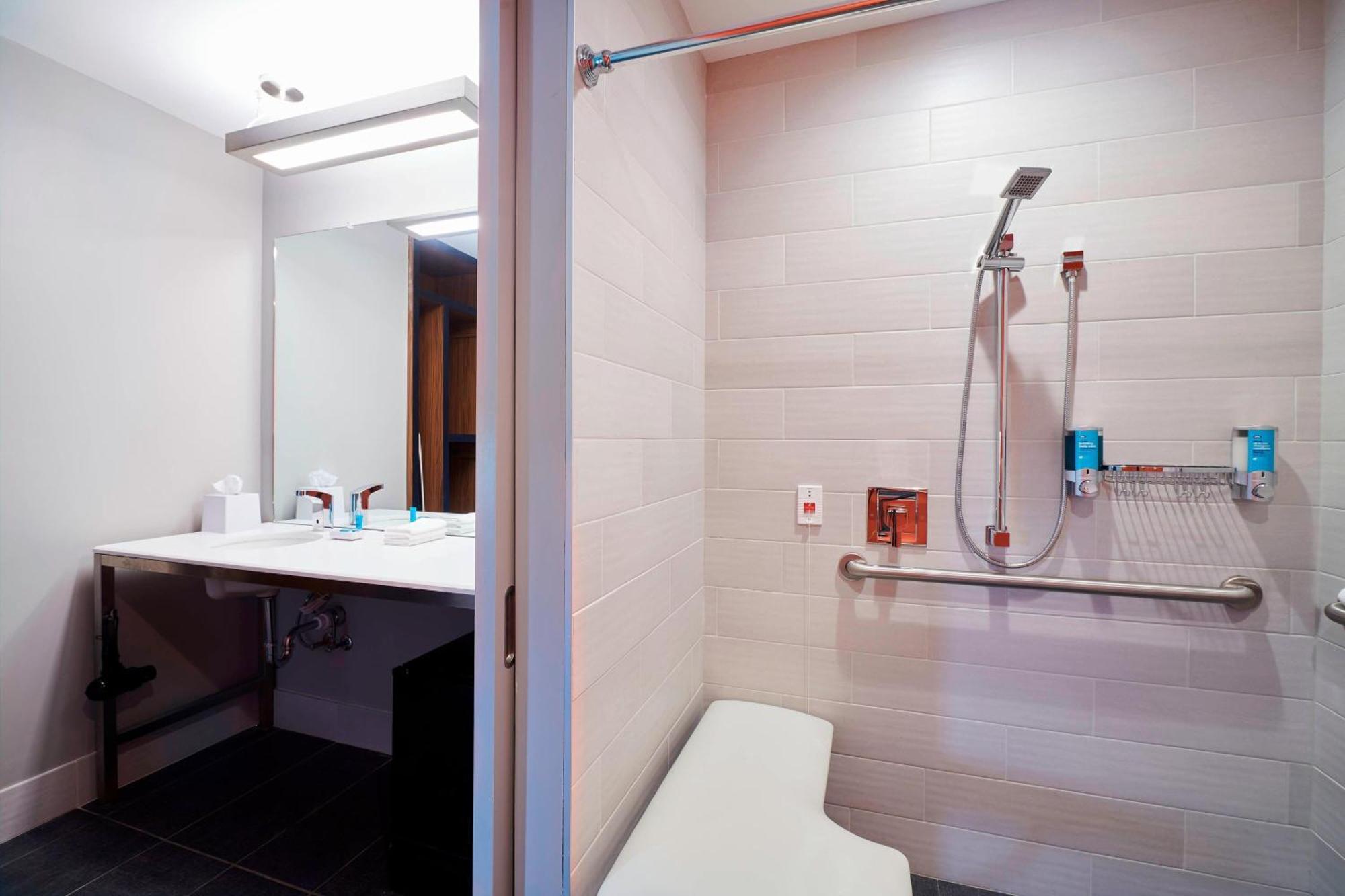 Aloft Cleveland Airport Hotel Северен Олмстед Екстериор снимка