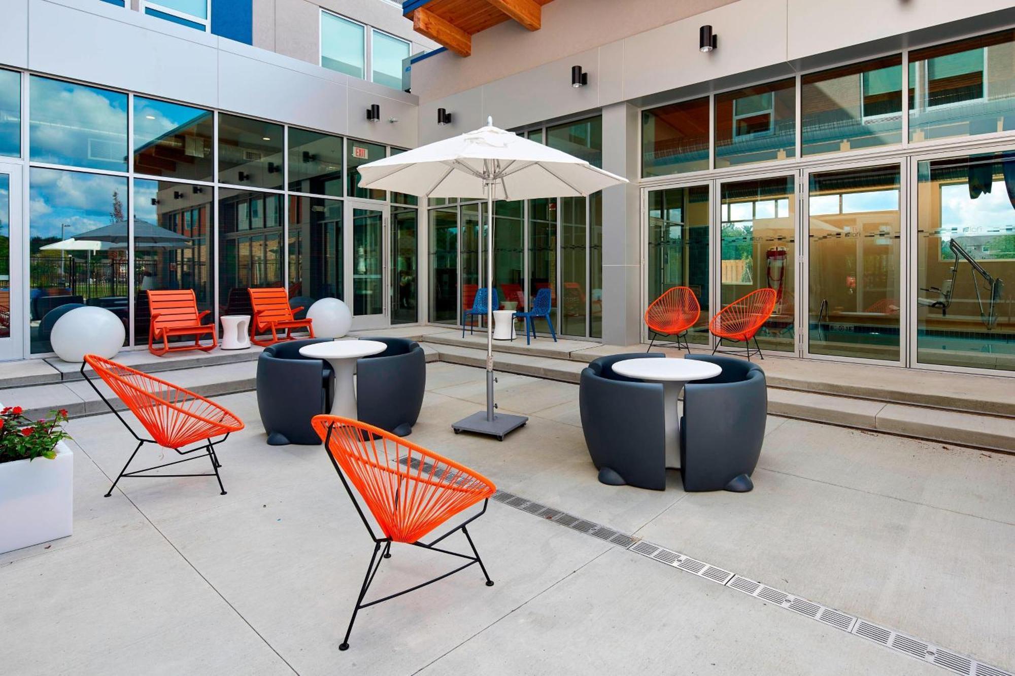 Aloft Cleveland Airport Hotel Северен Олмстед Екстериор снимка